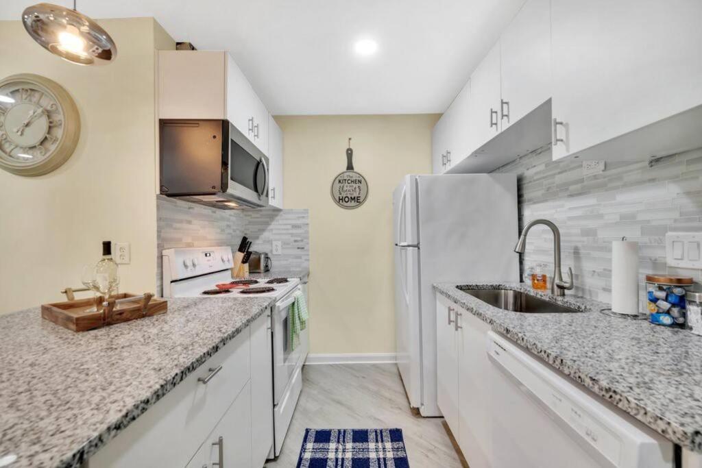 Cozy 2 Bedroom Duplex In Charlotte, Jacuzzi, Sleeps 6 Plus 2 Екстер'єр фото