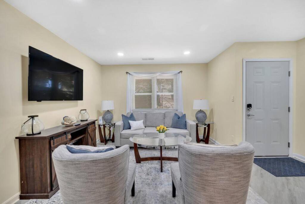 Cozy 2 Bedroom Duplex In Charlotte, Jacuzzi, Sleeps 6 Plus 2 Екстер'єр фото
