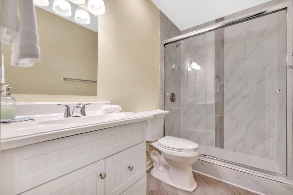 Cozy 2 Bedroom Duplex In Charlotte, Jacuzzi, Sleeps 6 Plus 2 Екстер'єр фото