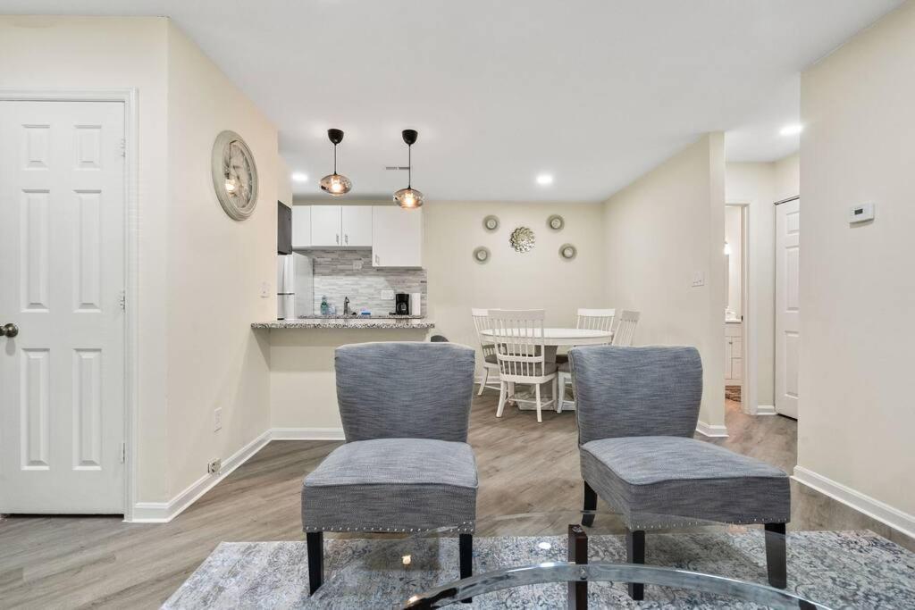 Cozy 2 Bedroom Duplex In Charlotte, Jacuzzi, Sleeps 6 Plus 2 Екстер'єр фото