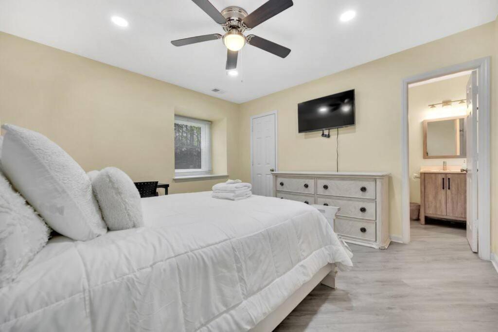 Cozy 2 Bedroom Duplex In Charlotte, Jacuzzi, Sleeps 6 Plus 2 Екстер'єр фото
